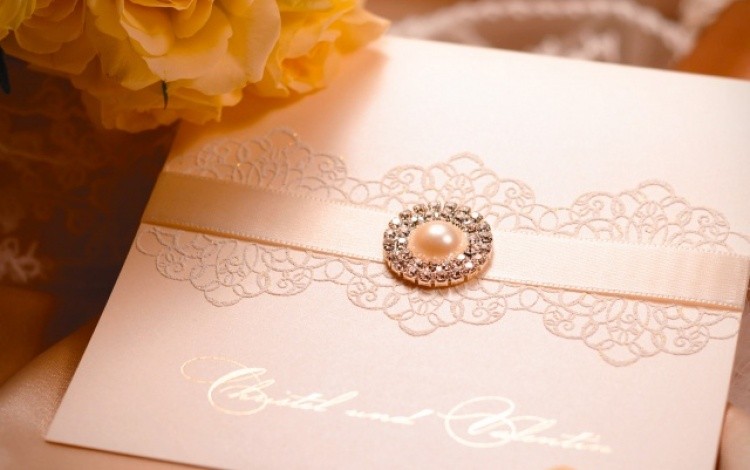 svadobné oznámenie perlova brošňa